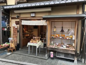 【二年坂】竹の耳かきとお箸がおすすめのお店「かめやま」